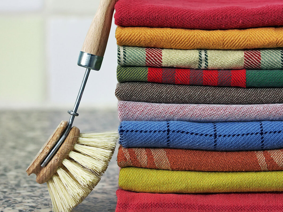 Отстирать старые кухонные полотенца. Как стирать кухонные полотенца. Щётка для сухой чистки. Сухие способы стирки.